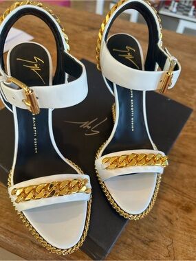 Giuseppe Zanotti “Coline”White Leather Sandals with Gold Chain Accents 39 NIB